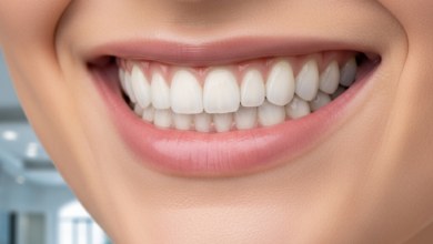 Primer plano fotorealista de una sonrisa radiante y saludable con carillas dentales perfectamente blancas y naturales, ambientada en una clínica dental moderna y luminosa en España con un fondo borroso.