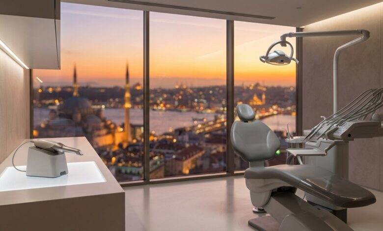 Una sala de clínica dental de última generación, vacía y limpia, con un sillón dental en primer plano y una vista panorámica y desenfocada de la silueta de Estambul a través de una gran ventana al amanecer.