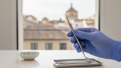 Un primer plano fotorealista de una mano enguantada sosteniendo un instrumento dental en un entorno clínico estéril. El fondo, suavemente desenfocado, sugiere una ciudad europea genérica, sin texto visible. La imagen evoca precisión y cuidado en la cirugía de encías.