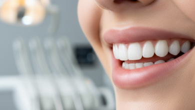 Primer plano ultra-detallado de una sonrisa radiante con dientes blancos, perfectamente alineados y encías saludables, en un entorno dental moderno y difuminado, simbolizando el éxito y la belleza de los implantes dentales.