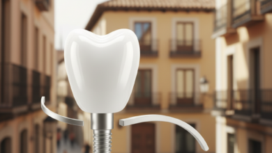 Una imagen fotorrealista de una corona dental blanca inmaculada, con un sutil elemento conceptual que representa un implante o puente dental en primer plano. El fondo, suavemente difuminado, muestra la arquitectura tradicional española bajo una luz cálida. La escena transmite el tema de la odontología y las opciones de restauración dental.