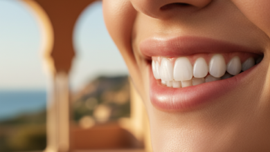 Primer plano fotorealista de una boca sonriendo con dientes blancos y alineados y encías sanas, con un fondo español difuminado.