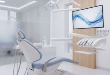 Una sala de tratamiento dental moderna, limpia y luminosa, con un sillón dental ergonómico y equipo de última generación, incluyendo una unidad láser. El ambiente es calmado y tranquilizador, con iluminación suave y un fondo ligeramente desenfocado. No hay texto visible.