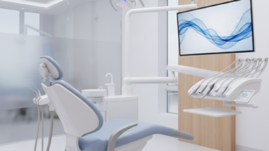 Una sala de tratamiento dental moderna, limpia y luminosa, con un sillón dental ergonómico y equipo de última generación, incluyendo una unidad láser. El ambiente es calmado y tranquilizador, con iluminación suave y un fondo ligeramente desenfocado. No hay texto visible.