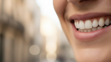 Primer plano fotorrealista de la sonrisa de un adulto con dientes sanos y limpios, sobre un fondo urbano español difuminado y bañado por el sol.
