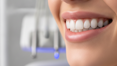 Primer plano fotorrealista de una sonrisa perfecta con dientes blancos y alineados, transmitiendo confianza y salud. El fondo borroso insinúa equipos dentales modernos en una clínica limpia.