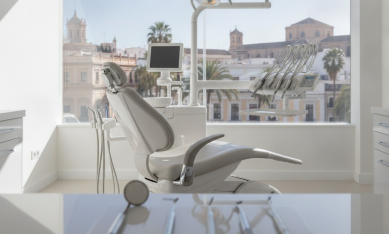 Imagen fotorealista de un interior de clínica dental moderno y luminoso con instrumental estéril en primer plano. A través de la ventana, se ve una vista borrosa de la ciudad de Málaga bajo un sol brillante.