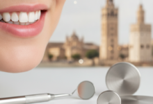 Primer plano de una sonrisa brillante y sana, con herramientas dentales modernas y elementos abstractos que sugieren economía, sobre un fondo desenfocado del horizonte de Sevilla.