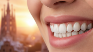 Imagen fotorealista de una boca con una sonrisa radiante y saludable, mostrando dientes blancos y naturales. Los labios están en un suave enfoque, transmitiendo confianza y bienestar. El fondo es un desenfoque artístico que sugiere el horizonte urbano de Barcelona, posiblemente con la luz cálida de un amanecer o atardecer. La iluminación es cinematográfica y limpia, destacando la calidad y la promesa de una restauración dental.