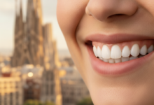 Primer plano fotorealista de una sonrisa natural y brillante con dientes perfectamente alineados, en un fondo suavemente desenfocado de elementos arquitectónicos y cityscape de Barcelona.