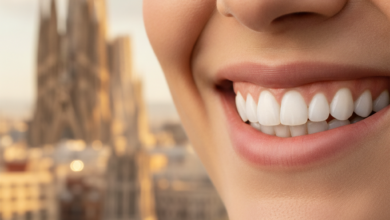 Primer plano fotorealista de una sonrisa natural y brillante con dientes perfectamente alineados, en un fondo suavemente desenfocado de elementos arquitectónicos y cityscape de Barcelona.