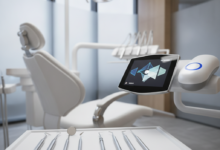 Primer plano de instrumentos dentales de alta precisión y un equipo dental moderno y ergonómico, en un entorno de clínica dental limpia y luminosa con fondo borroso. La escena transmite profesionalismo, tecnología avanzada y un alto estándar de calidad en el cuidado bucal.