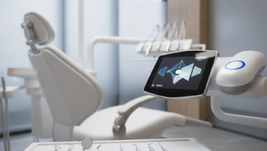 Primer plano de instrumentos dentales de alta precisión y un equipo dental moderno y ergonómico, en un entorno de clínica dental limpia y luminosa con fondo borroso. La escena transmite profesionalismo, tecnología avanzada y un alto estándar de calidad en el cuidado bucal.