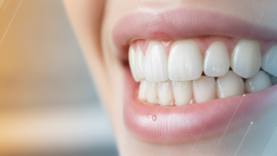 Primer plano de dientes y encías sanos, blancos y brillantes, con un aspecto impecable en un entorno dental moderno. El fondo está suavemente desenfocado con gradientes de color abstractos y sutiles, que sugieren una comparación o dualidad de opciones.