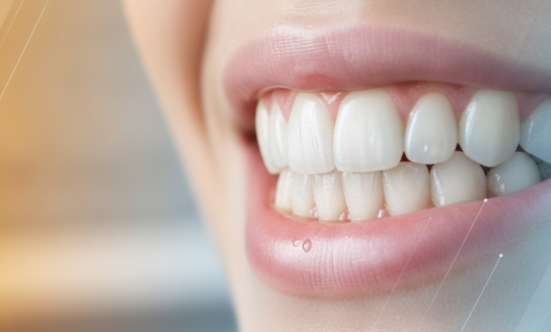 Primer plano de dientes y encías sanos, blancos y brillantes, con un aspecto impecable en un entorno dental moderno. El fondo está suavemente desenfocado con gradientes de color abstractos y sutiles, que sugieren una comparación o dualidad de opciones.