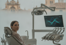 Una persona sentada pensativamente en una silla de dentista moderna y luminosa, rodeada de equipo dental de alta tecnología. A través de una ventana borrosa, se insinúa un paisaje urbano español, representando la decisión entre servicios dentales públicos y privados en España.