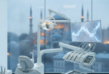 Interior de una clínica dental moderna y de alta tecnología con una silla dental ergonómica y herramientas avanzadas. A través de una ventana borrosa en el fondo, se vislumbra la silueta de un monumento icónico de Estambul.